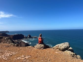 Ariane blickt aufs Meer