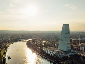 Der Roche-Turm in Basel bildet ein Wahrzeichen des gleichnamigen Pharmakonzerns und ist schon von weitem sichtbar.