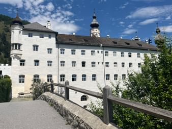 Das weisse Gebäude des Klosters Marienberg unter blauem Himmel
