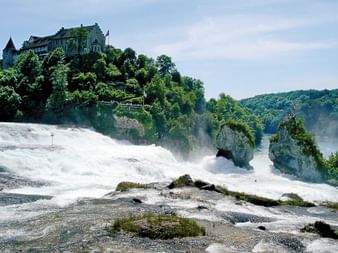 Der Rheinfall vor dem Hügel auf dem das Schloss steht.