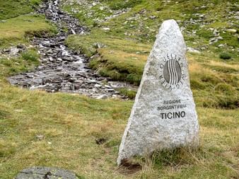 Die Quelle des Ticino Flusses auf dem Vier-Quellen-Weg ist mit einem Stein beschriftet.