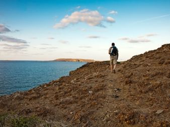 Wanderer auf Küstenwegen in Menorca