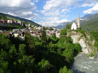 Blick auf Scuol am Innradweg