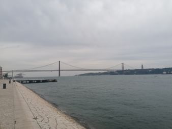 Beeidnruckende Brücke in Lissabon.