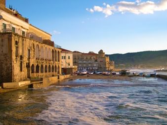In Santa Maria di Castellabate grenzen die Gebäude direkt ans Meer an
