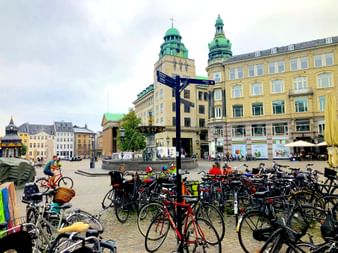 Vue de la ville de Copenhague avec de nombreux vélos en arrière-plan