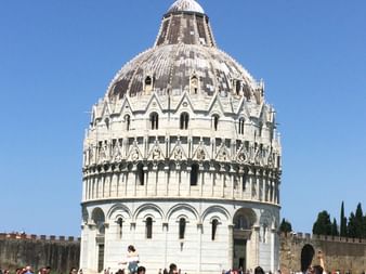 Das Baptisterium in Pisa mit vielen Besuchern.