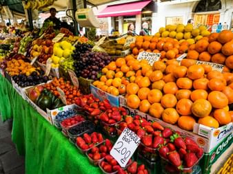 Gemüsemarkt mit frischem Obst