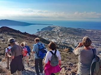 Wunderschöner Küstenweg in Santorin