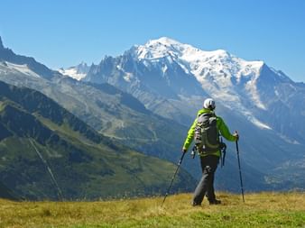 Wanderer vor der imposanten Bergkulisse des Mont Blanc