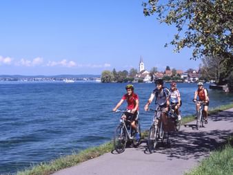 Radfahrer auf dem Radweg am Bodensee.