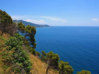 Strahlend blaues Meer an der Punta Tresino