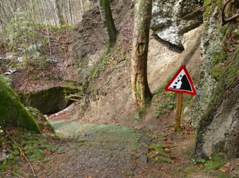 Blick auf einen Felsen mit einem Vorsicht Erdrutsch Gefahrenschild