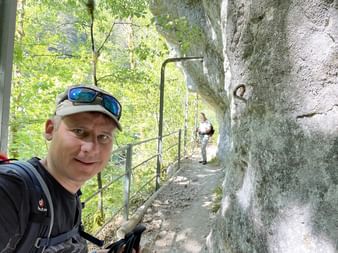Kurzes Selfie inmitten der Felsen