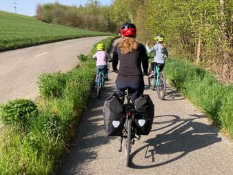 Veloweg entlang der Strasse kurz vor Yverdon-les-Bains.