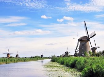 Windmühlen entlang vom Fluss