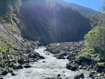 Ein Fluss fliesst durch eine felsige Schlucht
