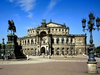 Theaterplatz mit Semperoper in Dresden