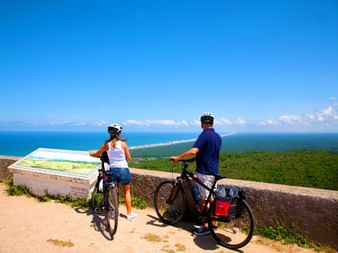 Radfahrer an einem Aussichtspunkt bei Figueira da Foz