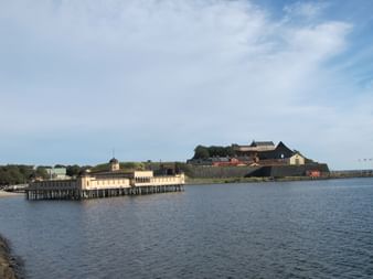 Die Festung Varber in Schweden liegt auf einem kleinen Hügel direkt an der Küste.