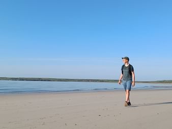 Günther se promène le long de la plage lors de son voyage de randonnée en Irlande.