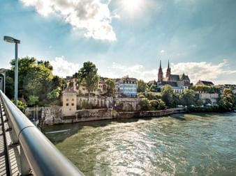 Photo prise depuis un pont sur la rive du Rhin avec une église en arrière-plan