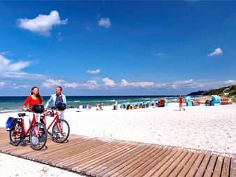 Paar mit Fahrrädern am Strand