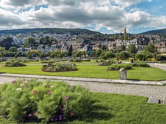 Blick auf Neuchâtel von einem Park aus am See.