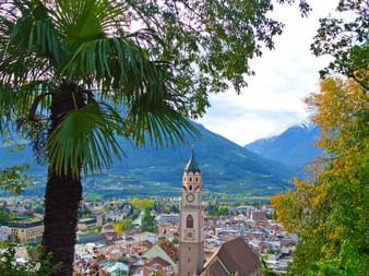 Wandern in Südtirol mit Blick auf Meran