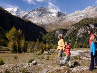 Familienwanderung auf dem Albula-Bernina-Weg. Wanderferien mit Eurotrek.