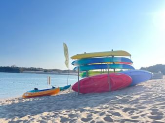 Kajaks am Strand von Portugal.