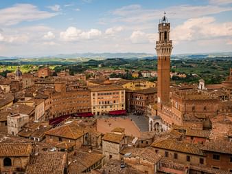 Der Hauptplatz mit Turm von Siena.