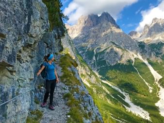 Wanderin in den Brenta Dolomiten