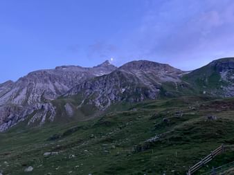 Bergspitzen im Abendlicht mit weitem Blick ins Tal