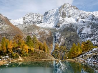 Lac de montagne glacé dans le Val d'Hérens. Eurotrek-Alpin, le guide de montagne. Vacances de randonnée avec Eurotrek.