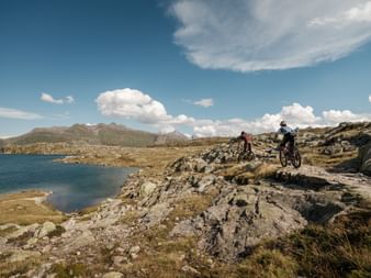 Biker vor einem Bergsee im Wallis