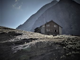 Cabane Jenatsch dans les montagnes des Grisons.