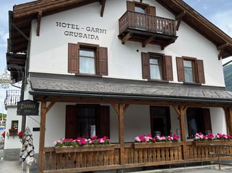 Ein traditionelles Hotelgebäude mit Blumen geschmückt
