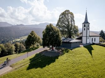 E-Bike Fahrer vor Kirche