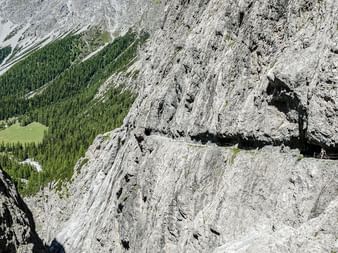 Une entaille a été pratiquée dans la roche pour former le chemin de randonnée à travers la vallée d'Uina.