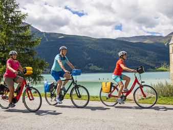 Radfahrer am versunkenen Kirchturm am Reschensee