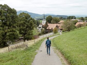 In Richtung Guggisberg unterwegs ist ein Wanderer auf dem Alpenpanoramaweg.