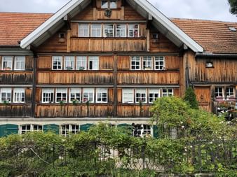 Schönes Holzhaus. Alpenpanoramaweg. Wanderferien mit Eurotrek.