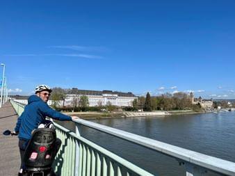 Ein letzter Halt mit Blick auf das Schloss Koblenz und den Park am Rheinufer.