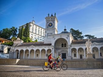 Radfahrer auf der Piazza von Udine