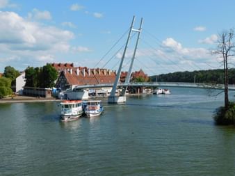 Fussgängerbrücke mit Booten und Fachwerkhäusern
