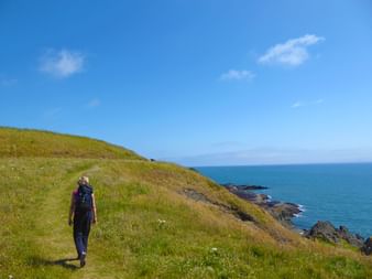 Wanderin genießt die Wanderung entlang der schottischen Küstenlandschaft