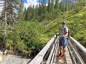 Wanderer auf der Brücke am Lechweg