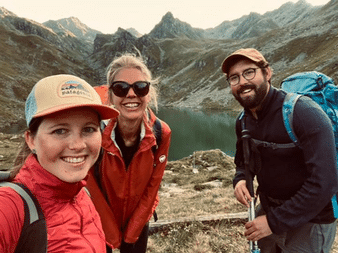 Nina, Ariane und Reto befinden sich an einem Bergsee auf der Haute Route im Wallis