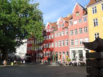 Platz umgeben von Bäumen und Häuschen in Kopenhagen.